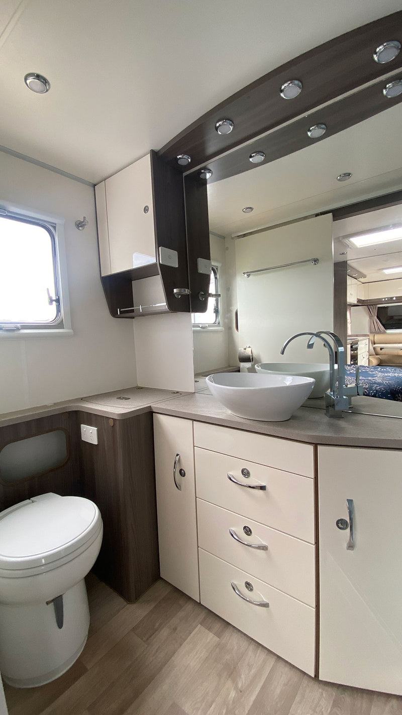 Load image into Gallery viewer, Jayco Silverline Outback 21.65-3.OB.18SL
